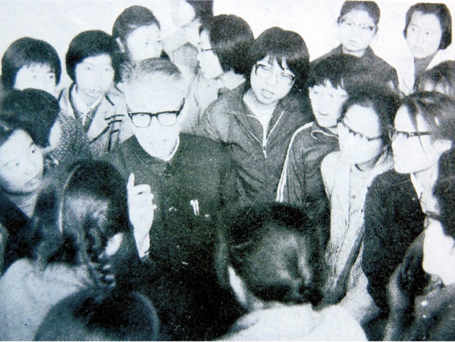 姜维之校长课间与学生交谈