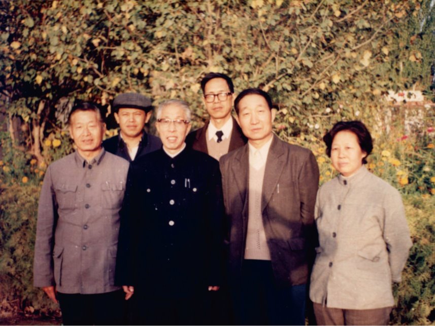 培华老校友——时任新疆喀什地区行政公署专员，新疆统计局局长杨占喜（右二）与姜维之校长在一起