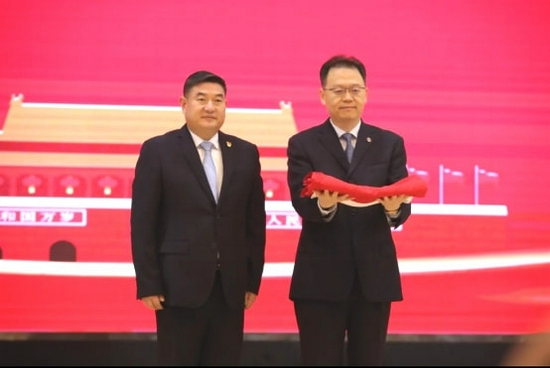 北京德艺双馨公益基金会理事长范晓伟受聘为客座教授，并向西安培华学院赠旗