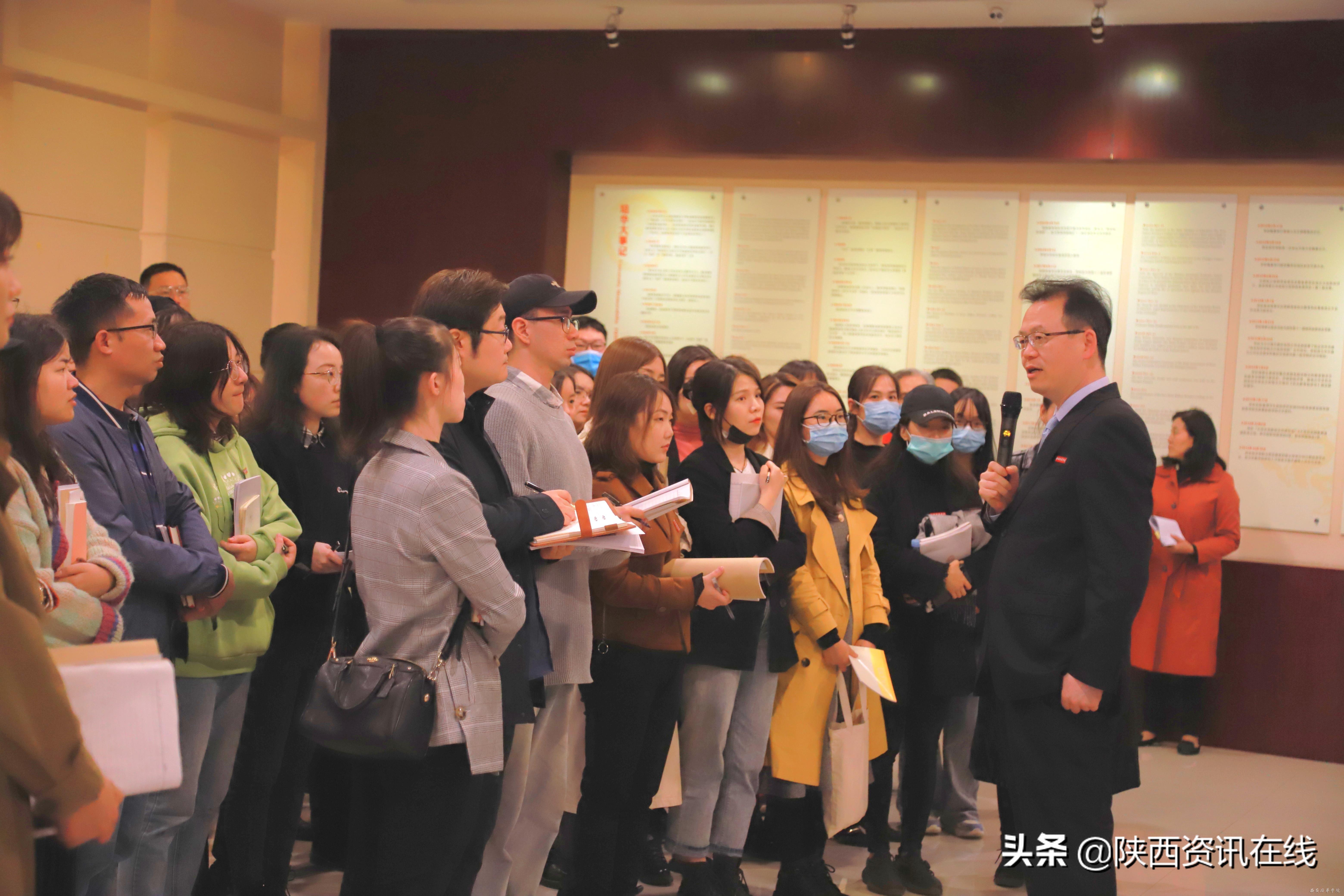学校史，知峥嵘｜培华姜波理事长为新入职员工讲述学校发展历史