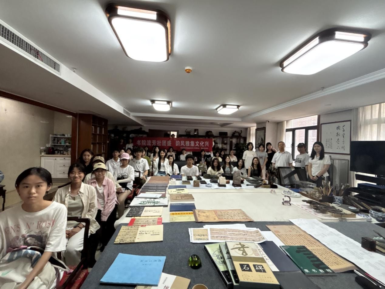 师生和马凤炯先生合影