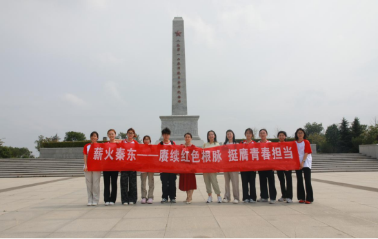马克思主义学院教工第二党支部三名教师在八路军120师抗日誓师纪念地上微党课