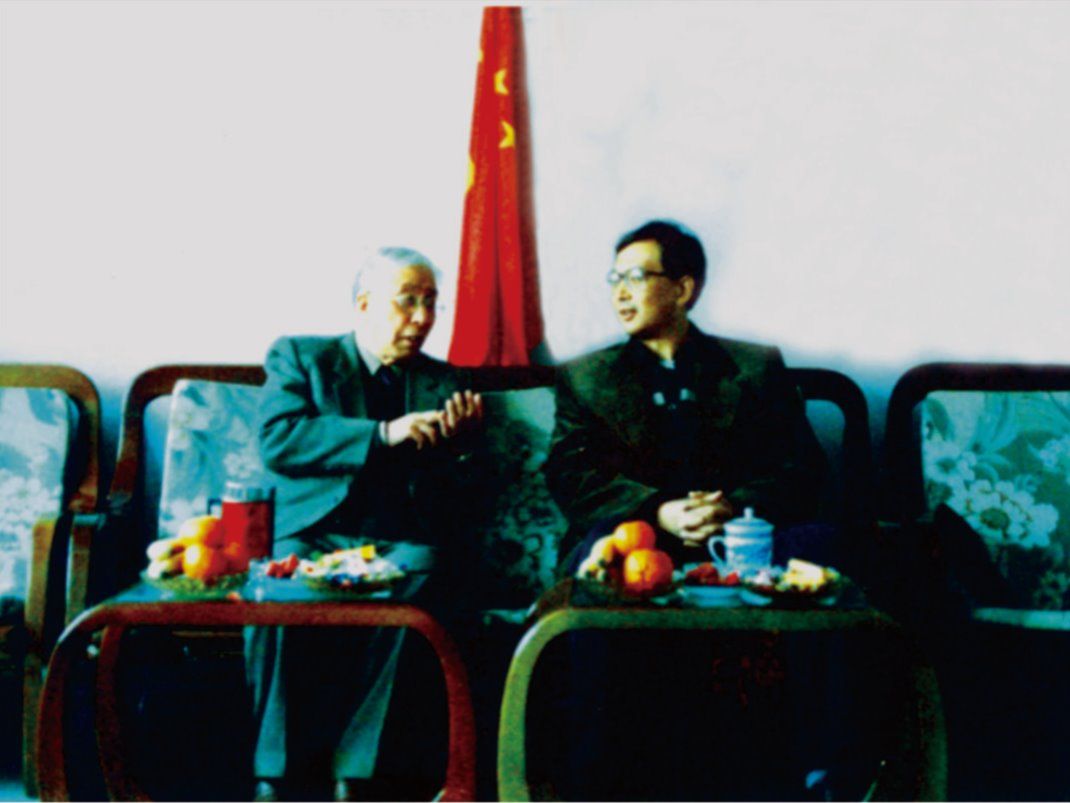 时任陕西省教育厅厅长胡致本与姜维之校长亲切交谈