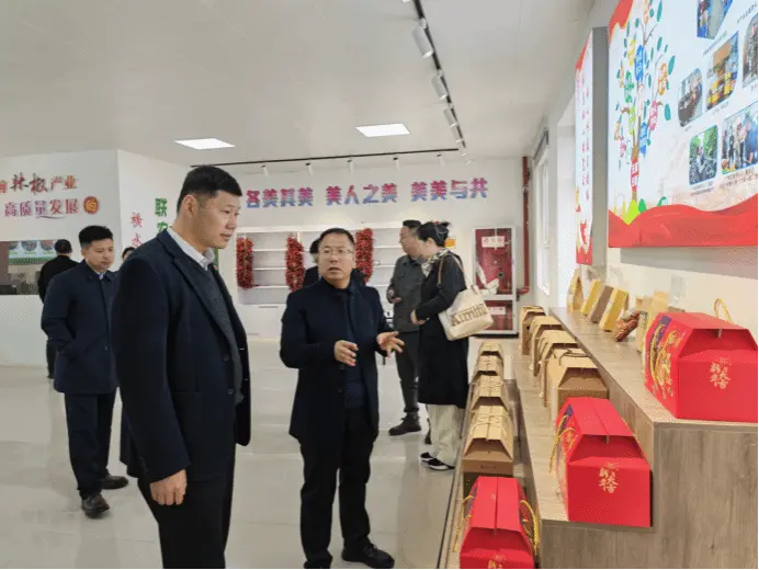 走访团一行参观德信视频展厅