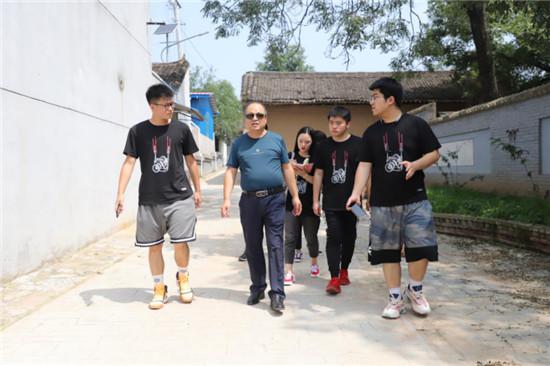 实践队成员在富平“美丽办”田增军老师的带领下进行拍摄踩点工作