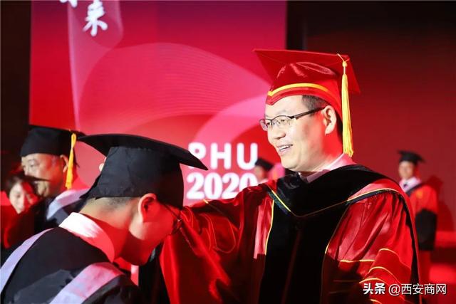 相信未来,乘风破浪丨西安培华学院举行2020届毕业典礼