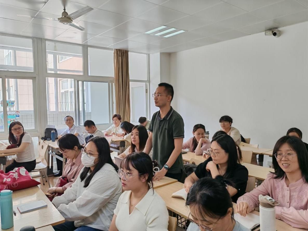 吴炫教授主讲时与参会教师互动交流
