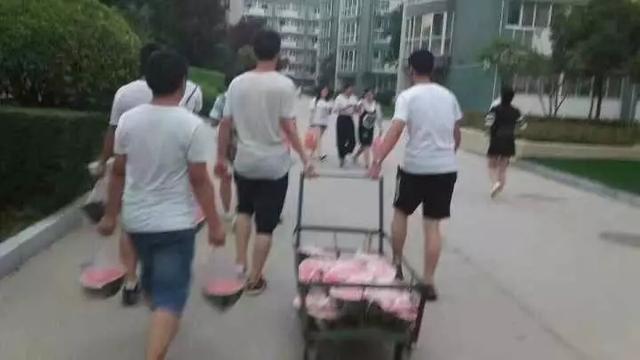 西安高校一女生为全班同学“私人订制”毕业礼物