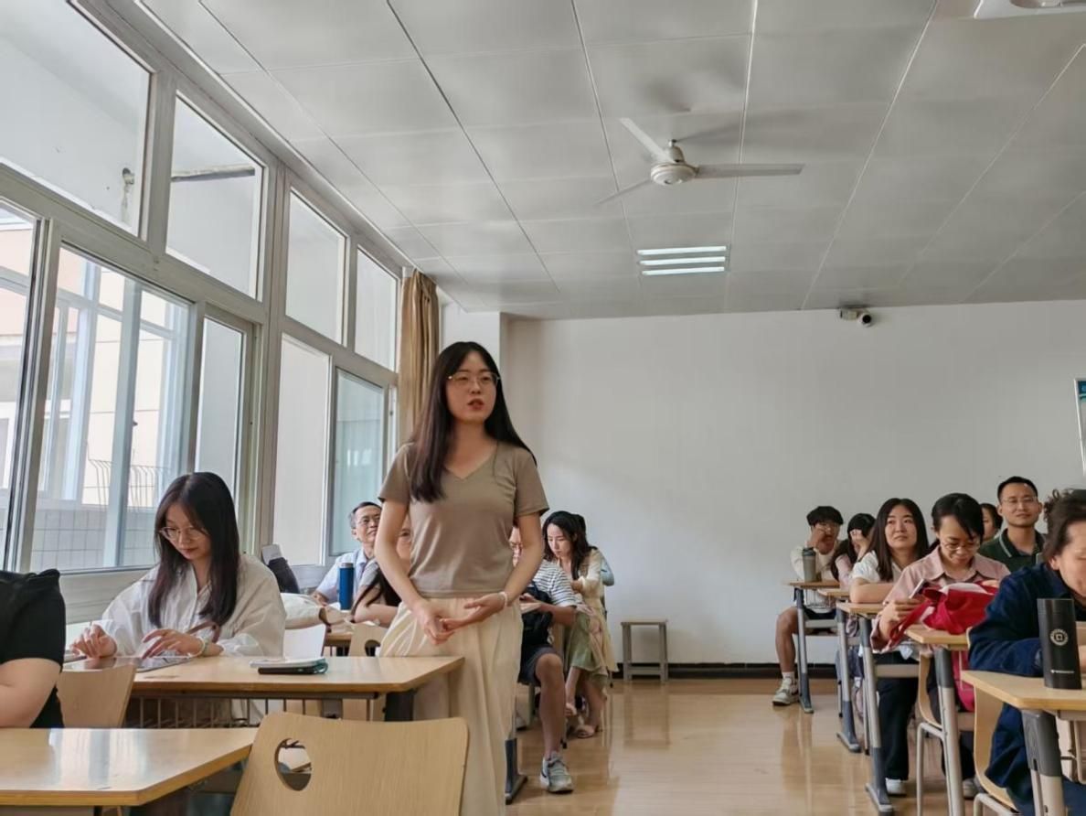 中文系教师聆听讲座