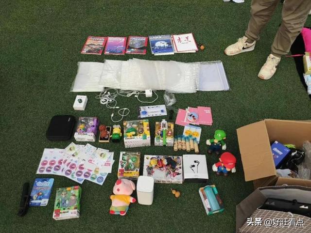 培华操场变“跳蚤市场”，“地摊带货”充满人间烟火气