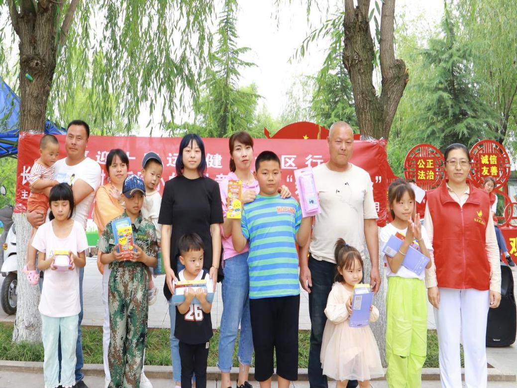 小朋友与家长领取比赛奖励