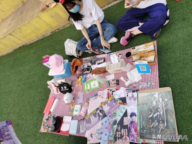 培华操场变“跳蚤市场”，“地摊带货”充满人间烟火气