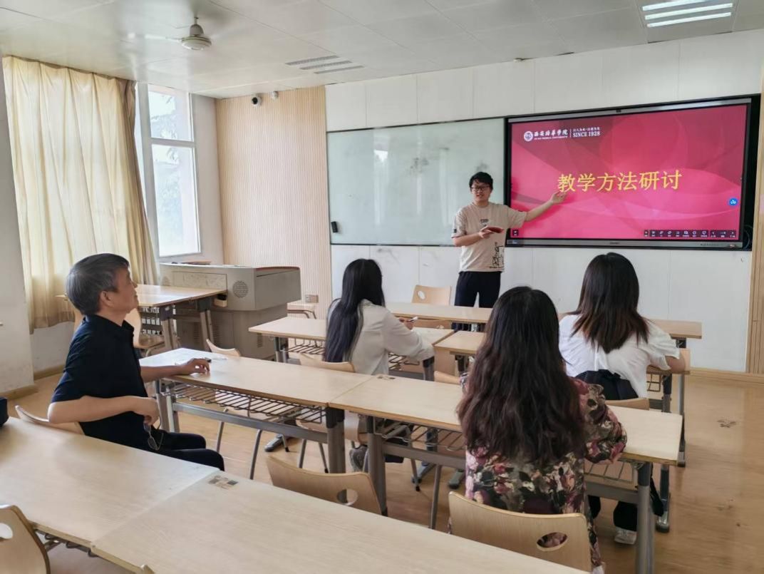 3 何佳宁老师分享“情境教学法”并交流经验