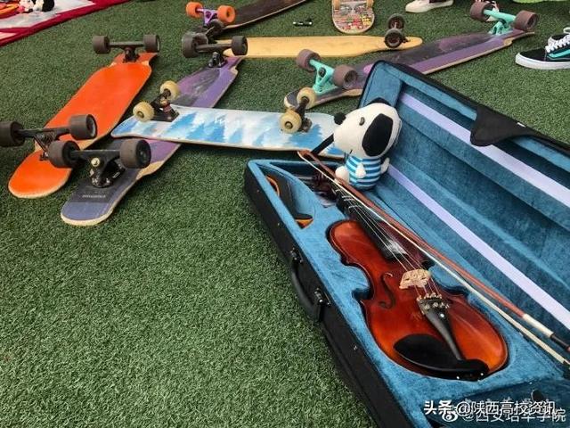规范管理校园地摊文化，西安培华学院操场秒变“跳蚤市场”