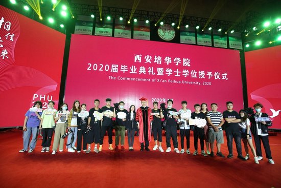 西安培华学院校媒成员完成毕业典礼采访工作