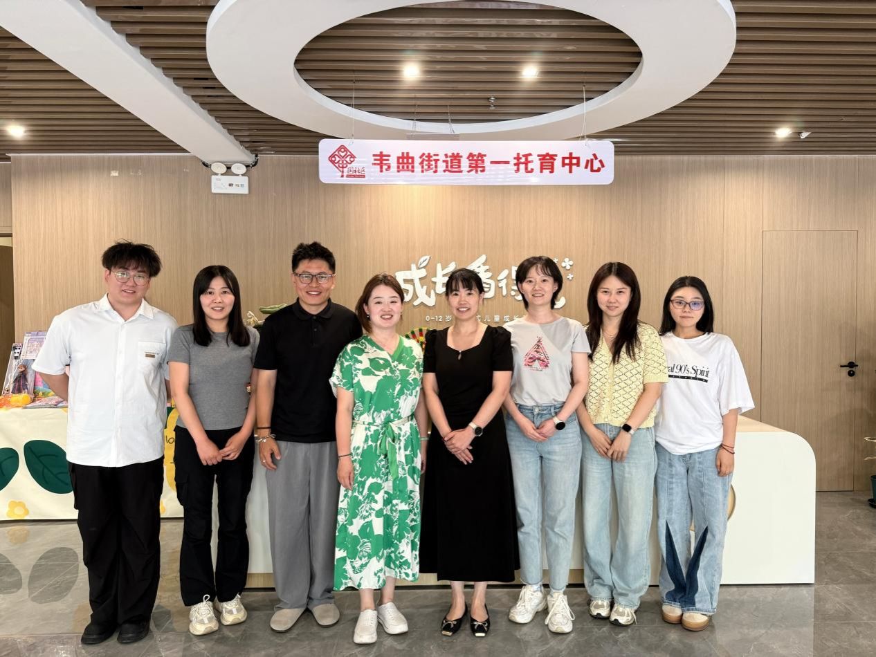 学前教育系教师与悦小果安心托创始人及负责人合影留念