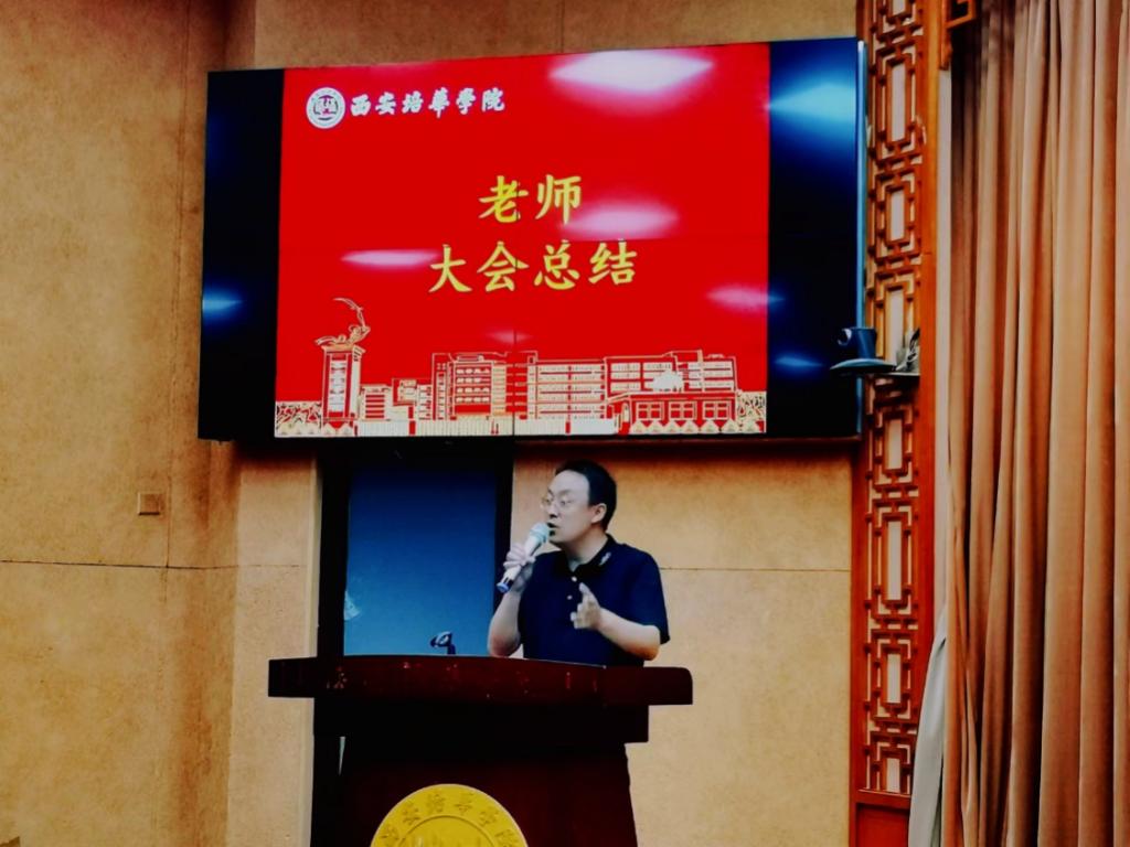 墙上的海报描述已自动生成