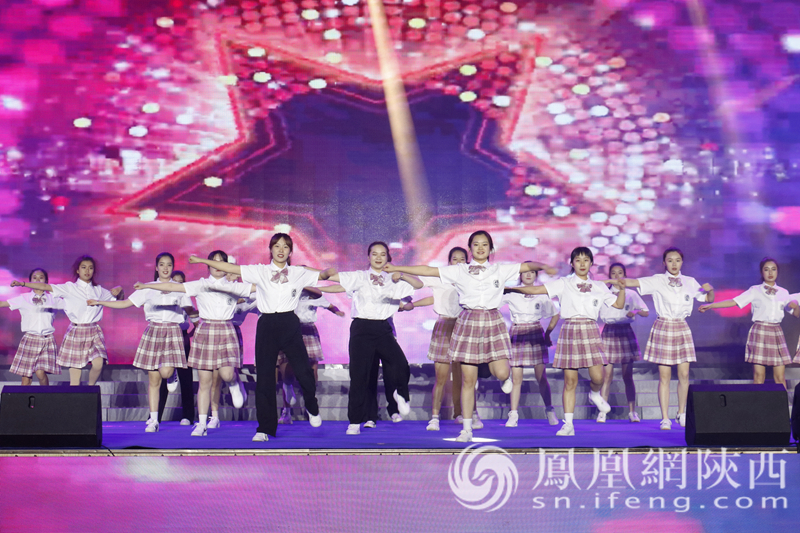 成果汇报现场,大学生带来开场舞表演