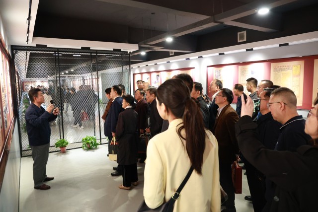西安培华学院:立足红色主题实践,提升学生思政课获得感 思政课实践教学是高校立德树人的重要途径。西安培华学院在创建高水平应用型民办大学实践中,十分重视思政课实践教学的探索。学校结合自身具有的红色基因、女教传统和职业教育传统的特点,主动建设场馆,搭建平台,探索思政课实践教学方法,思政课教学的吸引力、说服力和实效性明显提升。 重视发挥红色场馆育人的实效性。培华学院是一所具有红色历史的民办高校。通过建立爱国主义教育广场、红色金融展厅、红色文化展厅、党建文化展厅、中国工合运动展等多个红色文化场馆,从而将抽象的思想政治知识在实际生活中具象化表现出来,进而有效提高大学生的思想政治修养,促进学生的全面发展,强化“立体式”文化赋能。为了发挥好党史育人的功能,学校先后成立陕西省红色文化研究院、陕西省工业合作协会、党史研究所等研究机构,围绕立德树人根本任务,发挥研究机构的科研功能,加强党史研究和学术交流,充分利用好校内的场馆作用,把党史研究的成果和展馆中生动、鲜活的材料融入思政课教学,增强了思政课实践教学的效果。 重视调动学生参加实践的积极性。提高思政课实践教学的效果,学生的主动参与是关键。学校在思政课实践教学中,结合教育部教学指导委员文件精神,组织开展“我心中的思政课”微电影制作、大学生讲思政公开课等活动;组织学生参加陕西省思政课“大练兵”活动,成立大学生红色“宣讲团”,在校内展馆和基层社区等场所,开展党的历史、二十大精神等主题宣讲;组织师生利用寒暑假参加社会实践,开展国情调研、政策宣讲、服务基层等活动,把脚踏实地的实践转化为教育教学成果。思政课教师组织学生撰写调研报告、打磨宣讲稿、召开成果报告会,推选优秀作品。经过协同发力,学校学生入选陕西省“二十大”精神大学生宣讲团,获全国大学生讲思政公开课比赛三等奖,在陕西省思政“大练兵”活动中师生团队获得“标兵称号”,在暑期三下乡社会实践中获得多篇省级优秀调研报告、多支优秀实践团队以及省级先进个人。 重视“思政课程”与“课程思政”育人的协同性。学校聚焦培育和践行社会主义核心价值观,坚持改革创新提高思政课教学实效性,探索出了“一中心两融合三评价”的教与学创新模式。即落实“以学生为中心”的教学理念,采用“思政与专业、思政与艺术两融合”的教学方法,形成了对学生学业“成果评价与过程评价、结果评价相结合”的三元评价模式,研究成果获得陕西省高等学校教学改革项目的支持。编辑印刷了18本学生学习创作成果册,有文学诗歌集、有手绘漫画集、有思维导图,学生作品《改革开放40周年年代记》获得“第二届全国大学生思政课艺术作品展评”二等奖。 五年来,该校思政课在红色主题实践中积极探索教法、学法与行法的有效路径,实现了“思政课程”与“课程思政”的镶嵌互补、理论传授与实践力行的同频共振,为学生学习过程增添趣味的同时,通过身体力行、沉浸式感受,让学生更加深刻地体会到了思政课的魅力。 西安培华学院举办“红色货币金融展” 西安培华学院举办“红色文化进校园 革命后代讲家风”系列活动 建党百年天安门庆典第八面红旗落户培华 西安培华学院举办党史校史竞赛_fororder_IMG_6710