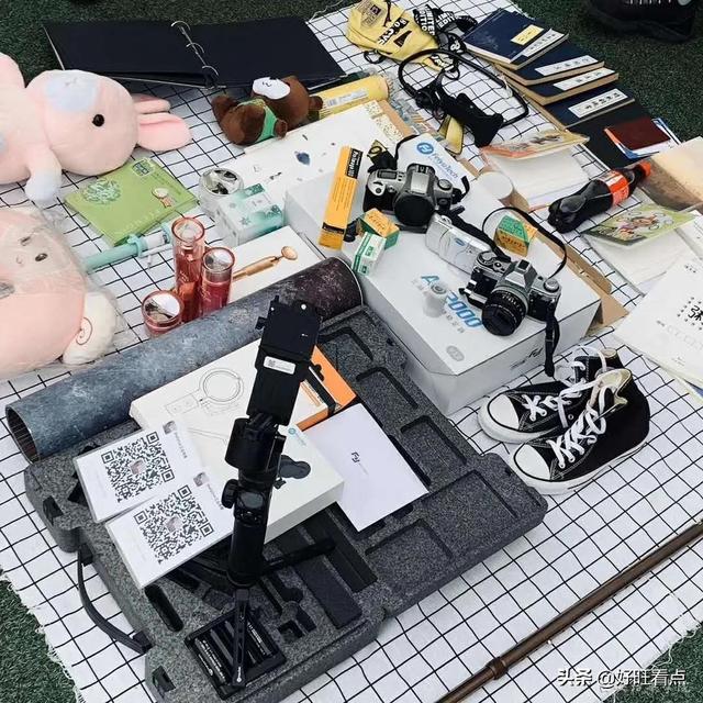 培华操场变“跳蚤市场”，“地摊带货”充满人间烟火气