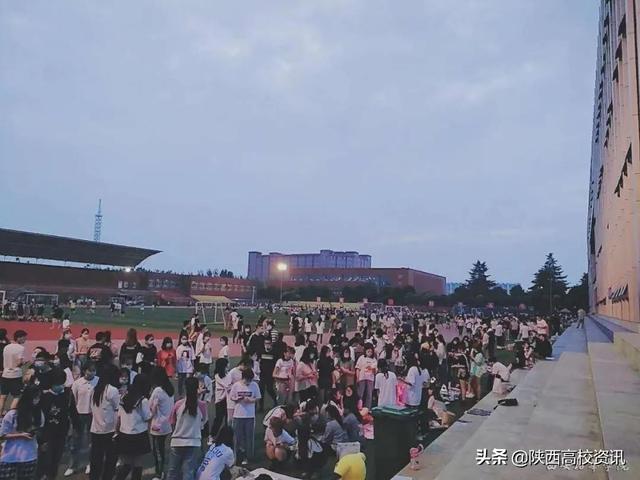 规范管理校园地摊文化，西安培华学院操场秒变“跳蚤市场”