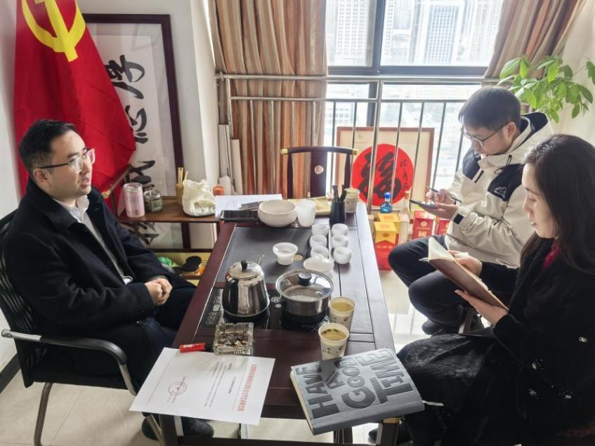 中文系主任张萍与张峻凯总经理深入交流