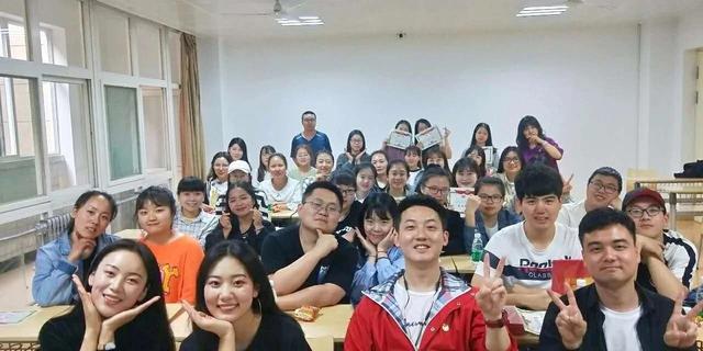西安高校一女生为全班同学“私人订制”毕业礼物