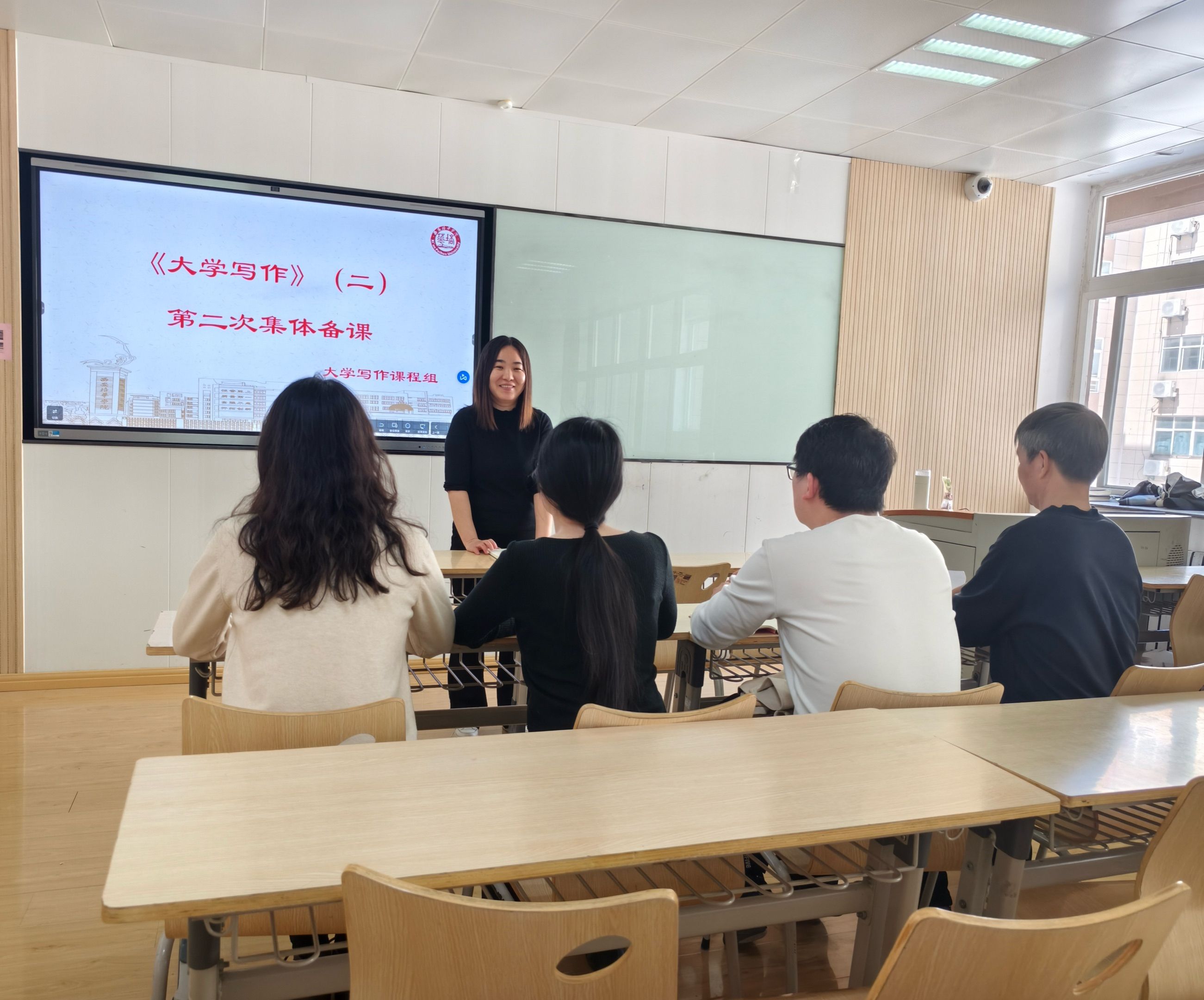 会议由课程组组长赵静老师主持