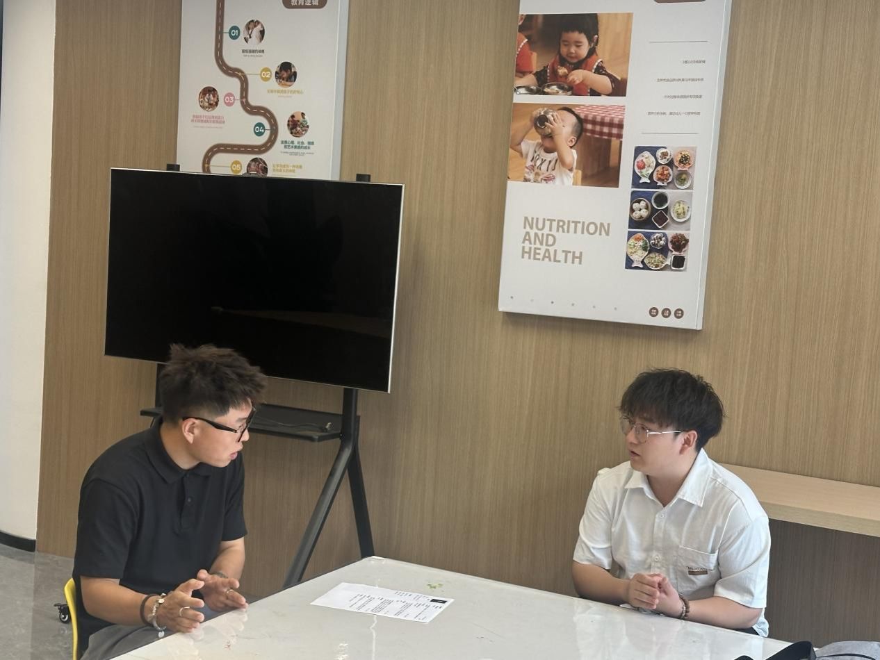 企业负责人对优秀毕业生现场面试
