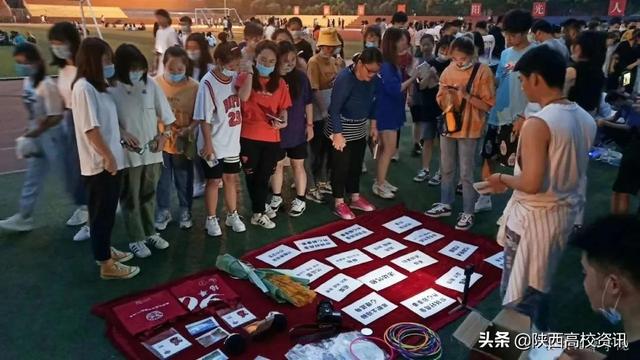 规范管理校园地摊文化，西安培华学院操场秒变“跳蚤市场”