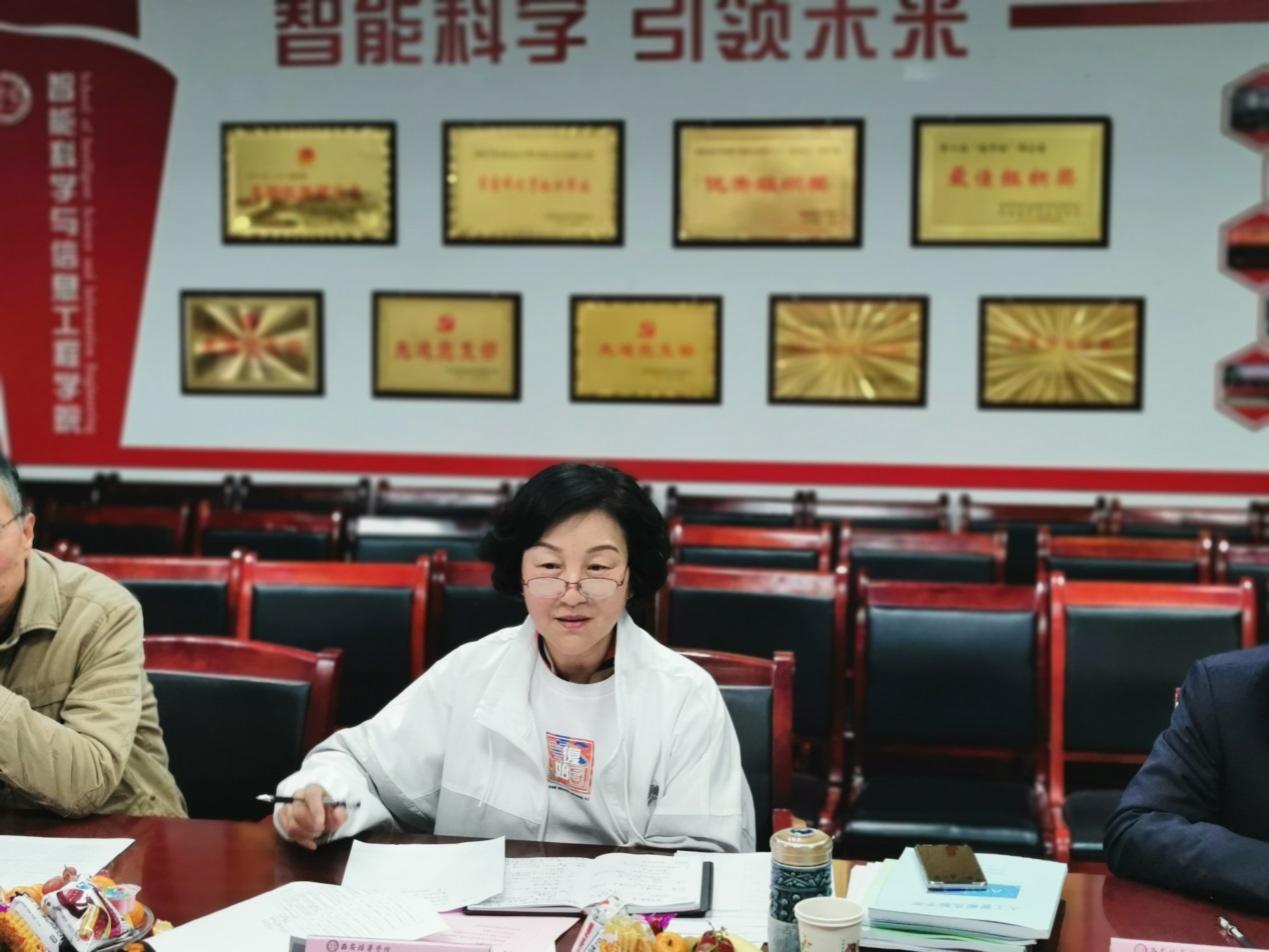 说明: C:\Users\Administrator\Desktop\21年财务预算专项验收材料\财务预算专项结项评审会现场图\财务预算专项结项评审会现场图\3打分评审图\刘越莲校长发言.jpg